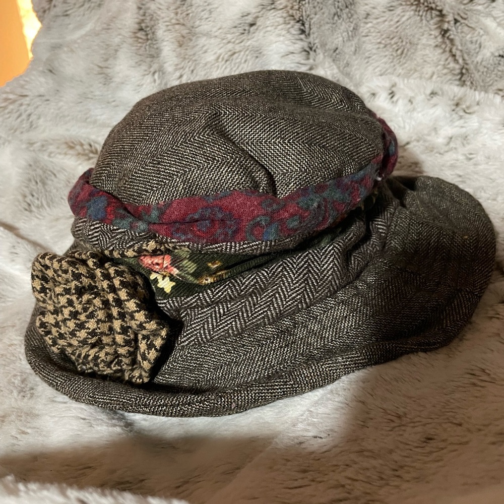 Tweed slouchy hat with fabric banding and houndstooth flower covered wire edge